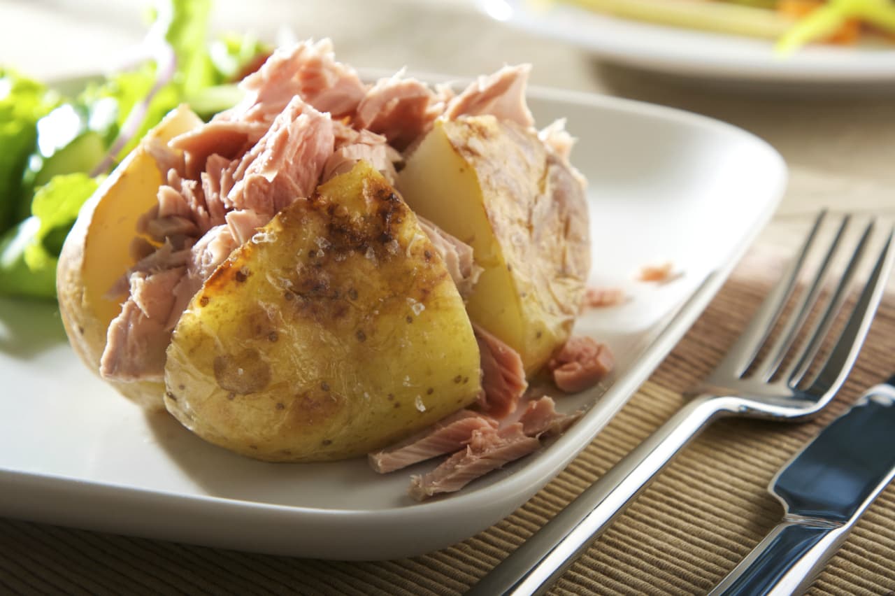 Papa al horno. La guarnición puede quitar el dolor de cabeza que está relacionado con el exceso de alcohol, ya que al beber el cuerpo pierde potasio y la mejor forma de recuperarlo es comiendo papas.