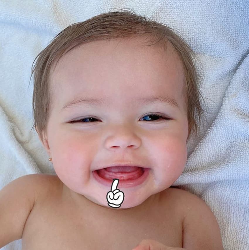 Ingrid Martz muestra que a su hija Martina ya tiene sus primeros dientes