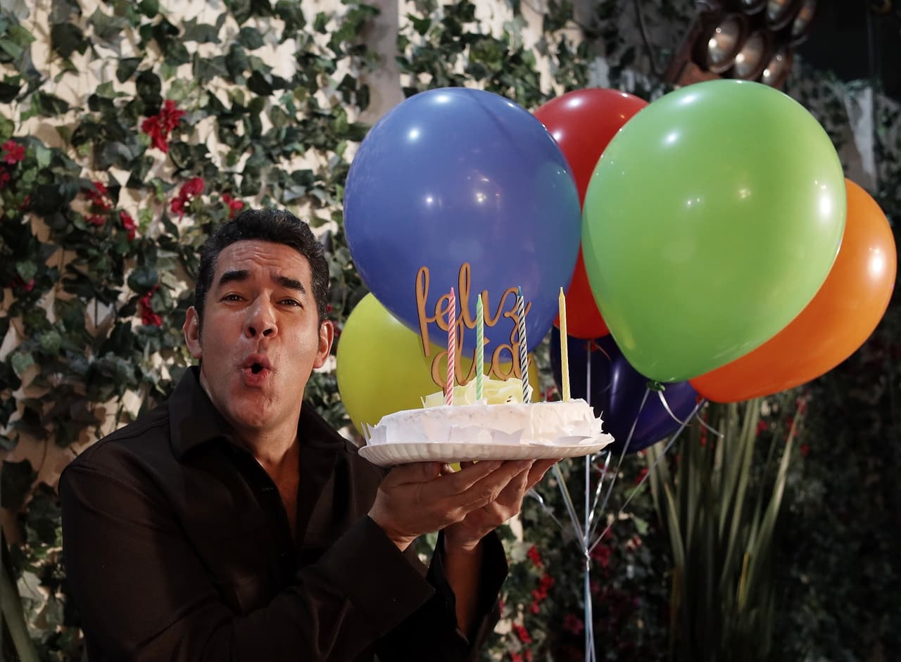 El actor presumió el pastel que le regaló la producción.