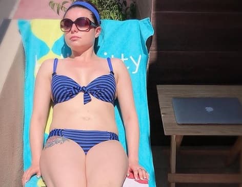 Violeta Isfel posa en bikini desde su balcón y sus fans reaccionan: “qué bonitos tatuajes”