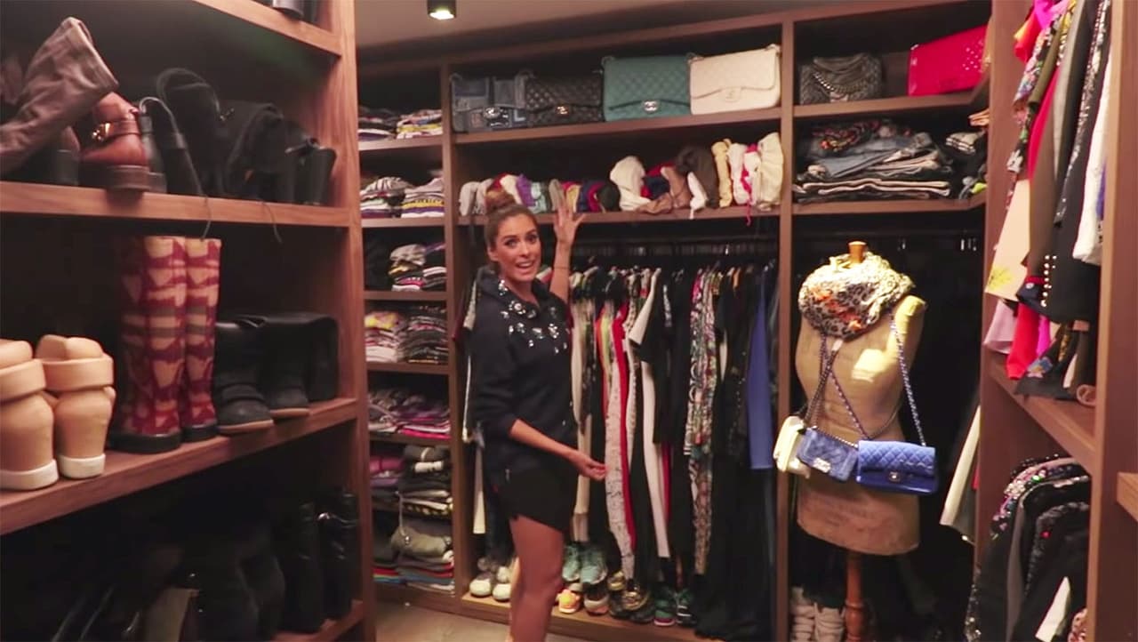 Dicho espacio es de caoba y además de cajoneras, hay varios estantes para su amplia y costosa colección de zapatos, bolsas y prendas de diseñadores internacionales.