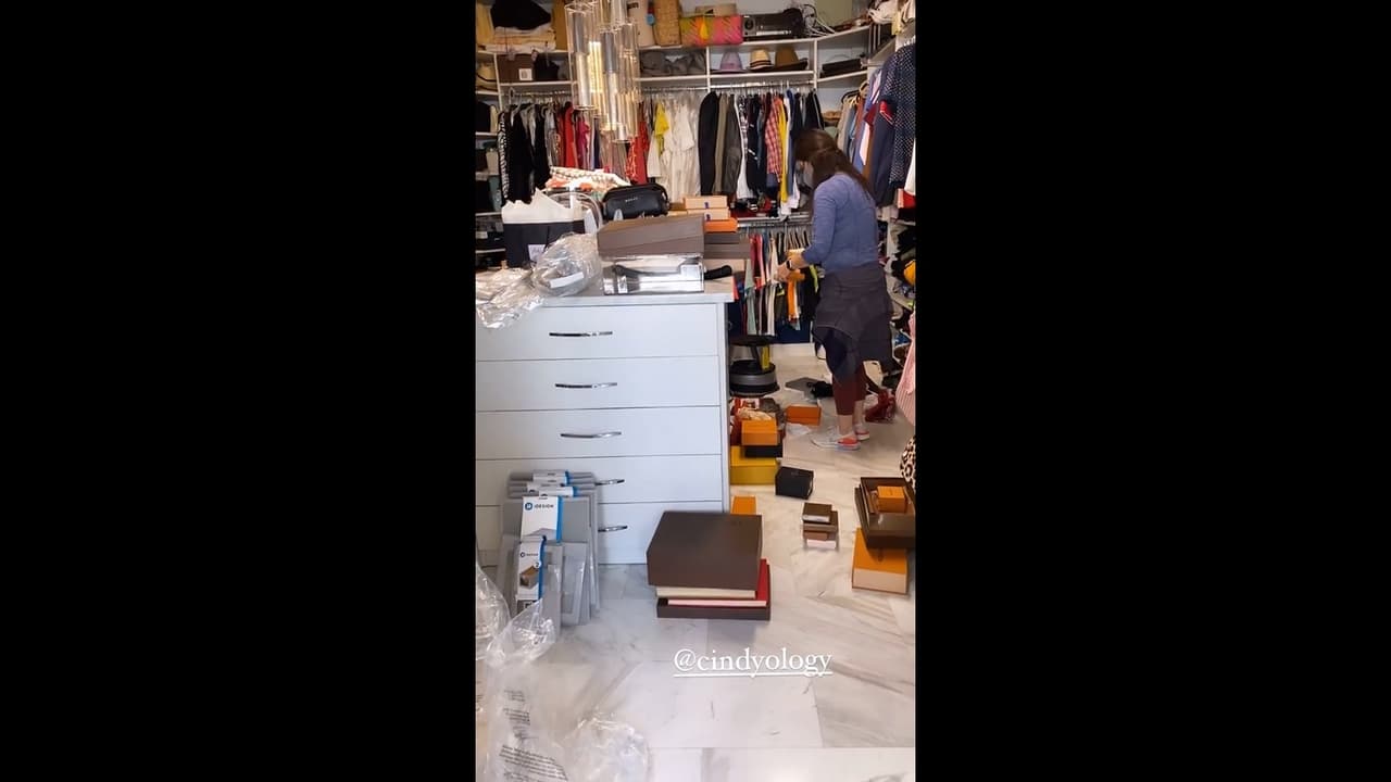 Justo enfrente de esta zona está ubicada una isla con cajones, para guardar prendas más pequeñas o accesorios y arriba se observa una lujosa lámpara de cristales.
