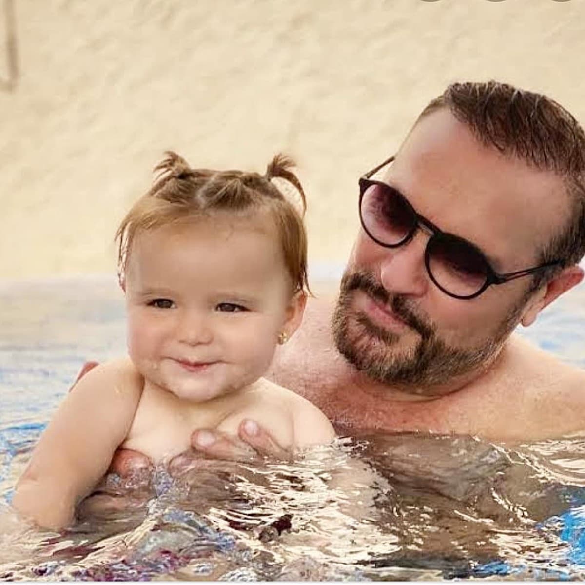 Alessia, hija de Brandon Peniche y Kristal Cid, es la segunda nieta del actor de telenovelas. La pequeña, llegó al mundo el 7 de diciembre de 2018, justo dos años después de que sus famosos padres contrajeran nupcias en la playa.