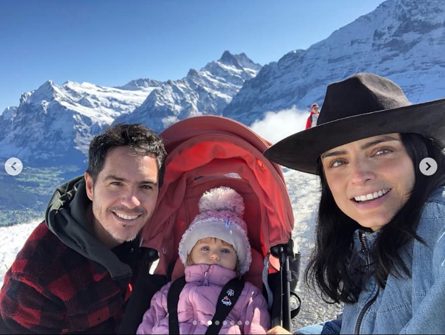 El 28 de mayo de 2016, Aislinn se casó con Mauricio Ochmann en Tepoztlán, Morelos, en presencia de sus amigos y familiares más cercanos, y en 2018 debutó como mamá de Kailani.