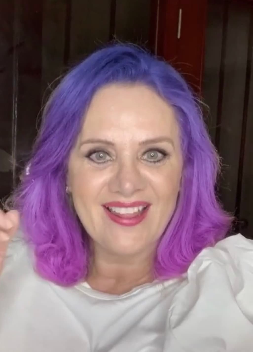 Finalmente, el pasado miércoles 14 de octubre, Erika Buenfil se dejó ver con una melena bicolor en su cuenta oficial de TikTok. "Aquí probando una aplicación y miren cómo me quedó el pelo. No me sé salir de la aplicación, pero me gustó cómo se me ve el pelo. ¿Les gusta?", confesó con la sinceridad que la caracteriza a sus más de 9 millones de seguidores en dicha aplicación de video.