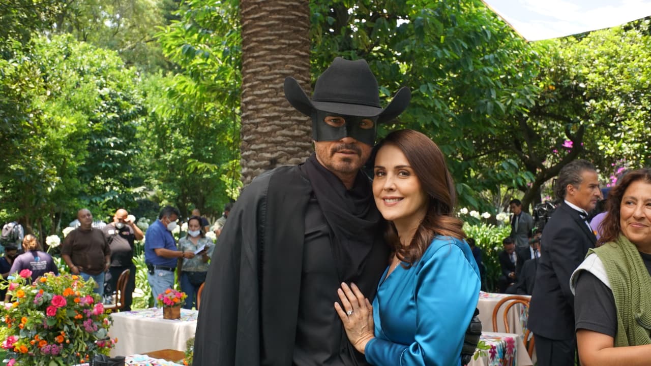 7- Augusto y Guadalupe posando juntos luego de grabar la escena del caballo