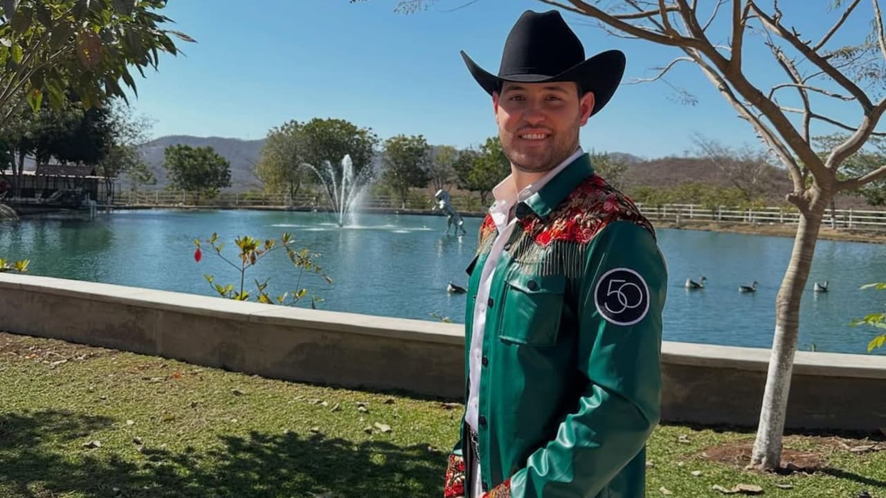 Vocalista de Calibre 50 sorprende al mostrarse inmovilizado en redes y preocupa a fans: ¿qué le pasó?