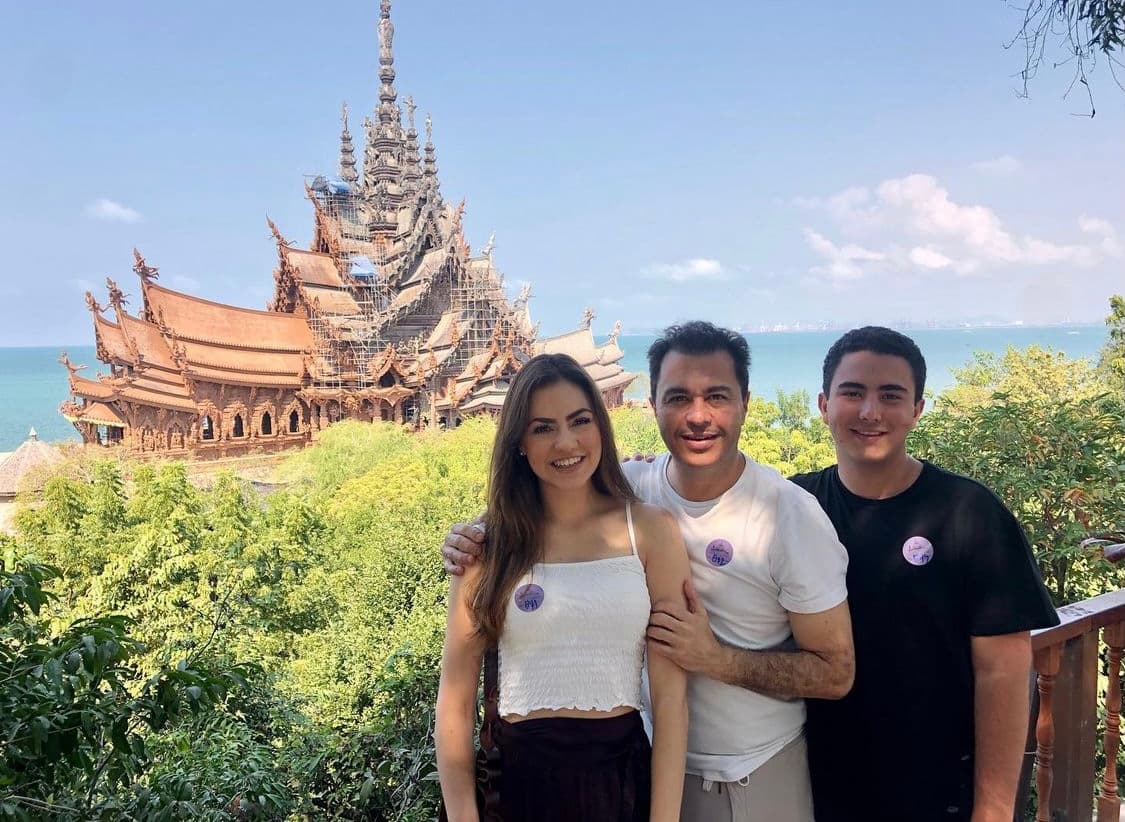 El empresario también utiliza su perfil social para compartir imágenes de los viajes que ha realizado alrededor del mundo, como al continente asiático donde hace algunos años visitó países como Vietnam y Tailandia.