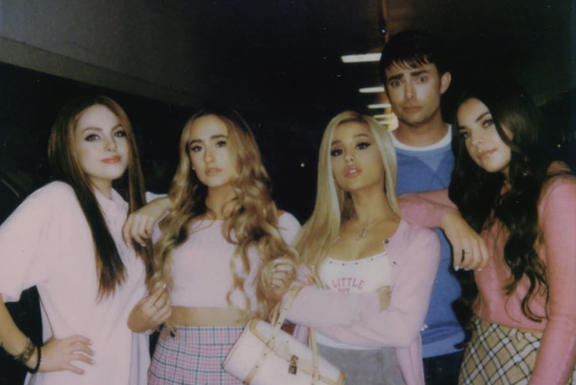 Grande se disfrazó de 'Regina George', también vemos a Jonathan Bennett como su papel de 'Aaron Samuels' en 'Chicas Pesadas' y referencias a Lindsay Lohan y el resto de las malvadas jóvenes