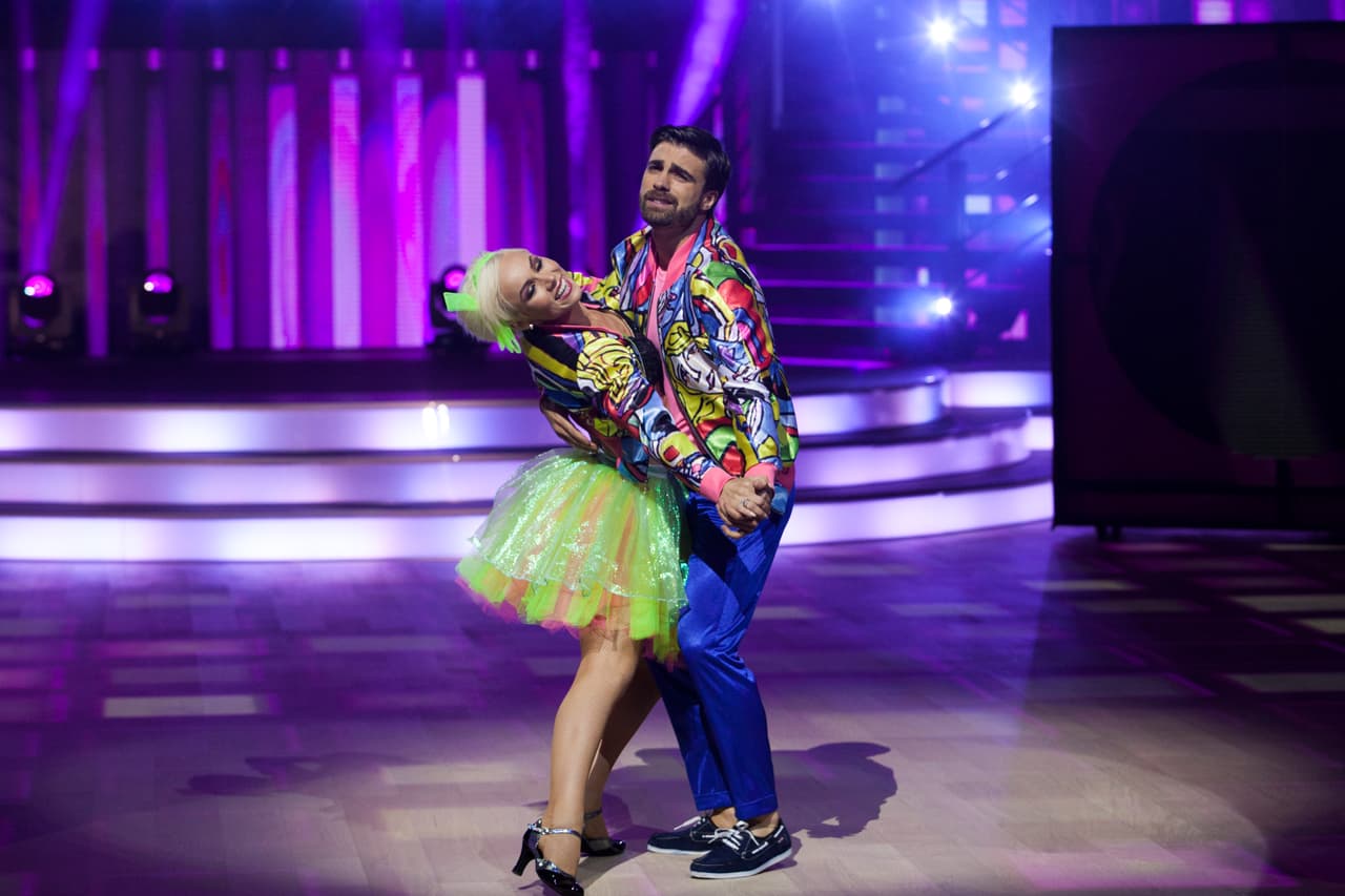 El primer duelo de la noche terminó con Santiago Ramundo quien sedujo el escenario con el emblemático tema "Persiana Americana"