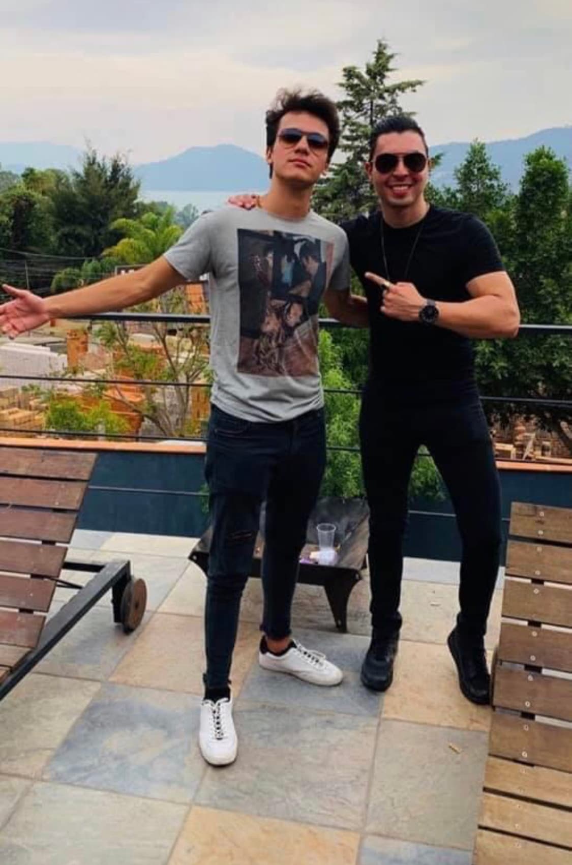 Sebastián Athié con su primo Saviani Lojero en Mayo de 2019, en Valle de Bravo, Estado de México.