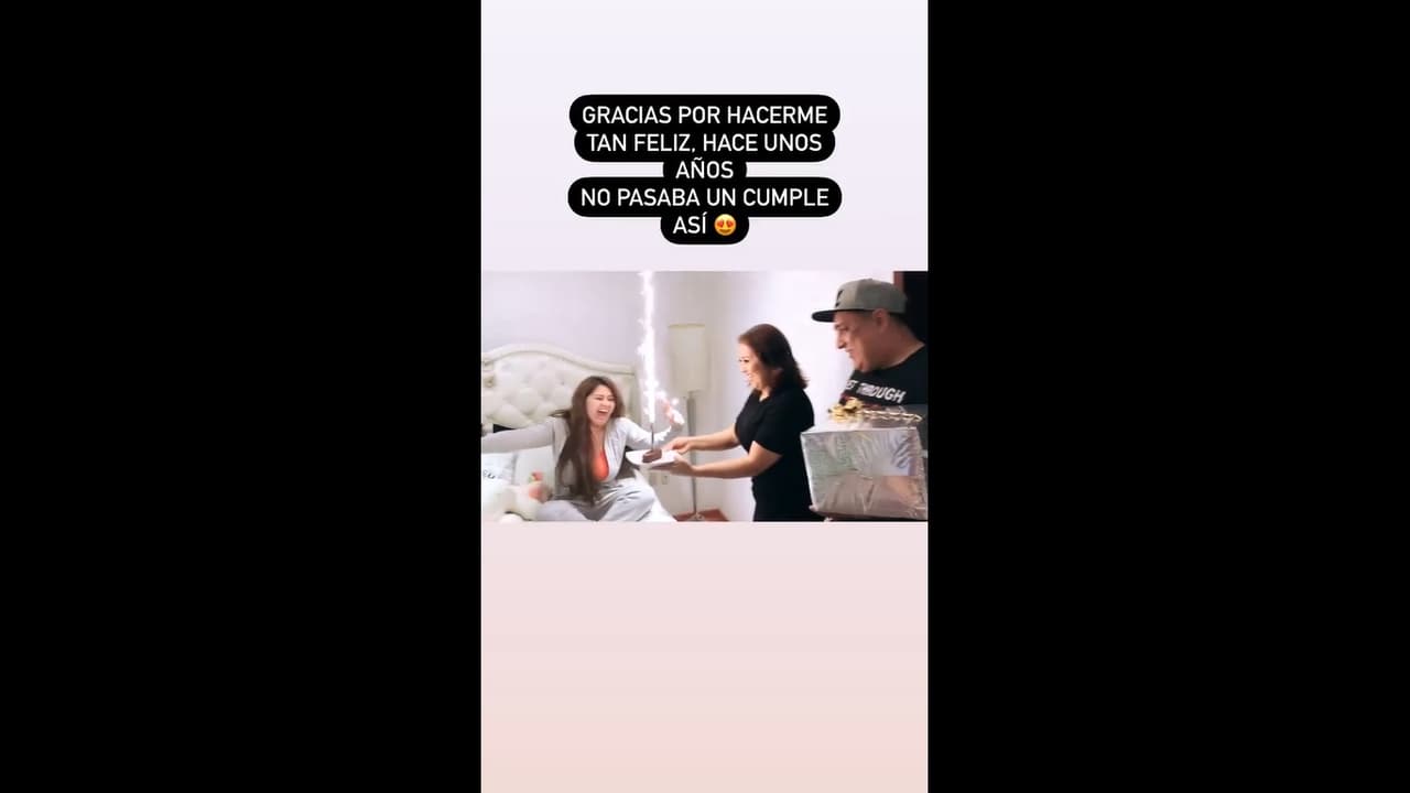 A través de su cuenta oficial de Instagram, la conductora mostró algunas imágenes de cómo su mamá, papá y hermanos – Lapizito y Lapizín – le llevaron un pequeño pastel y le cantaron las tradicionales ‘Mañanitas’.