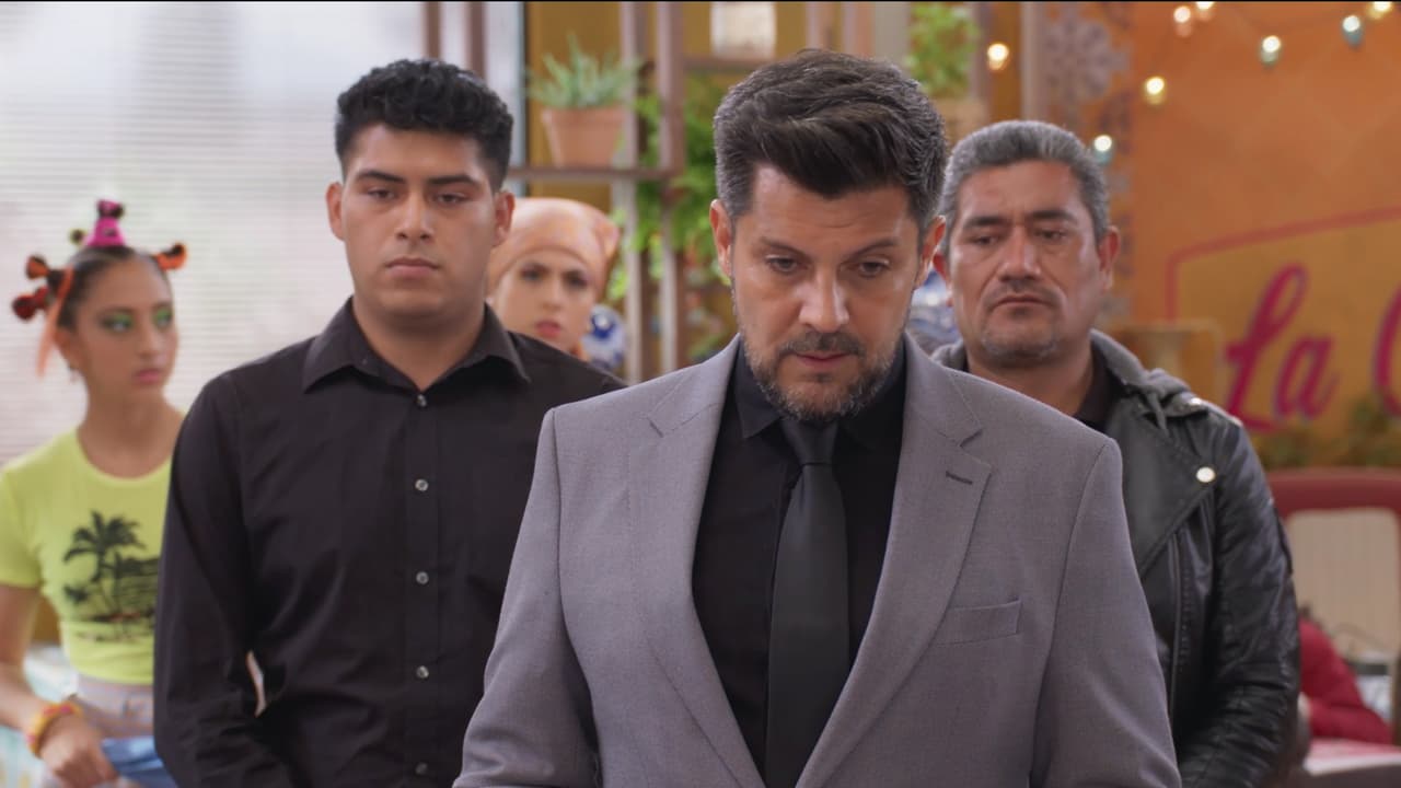 Aarón le dice que tienen una orden de aprehensión por sustracción de menores por haberse llevado a Isabella.
