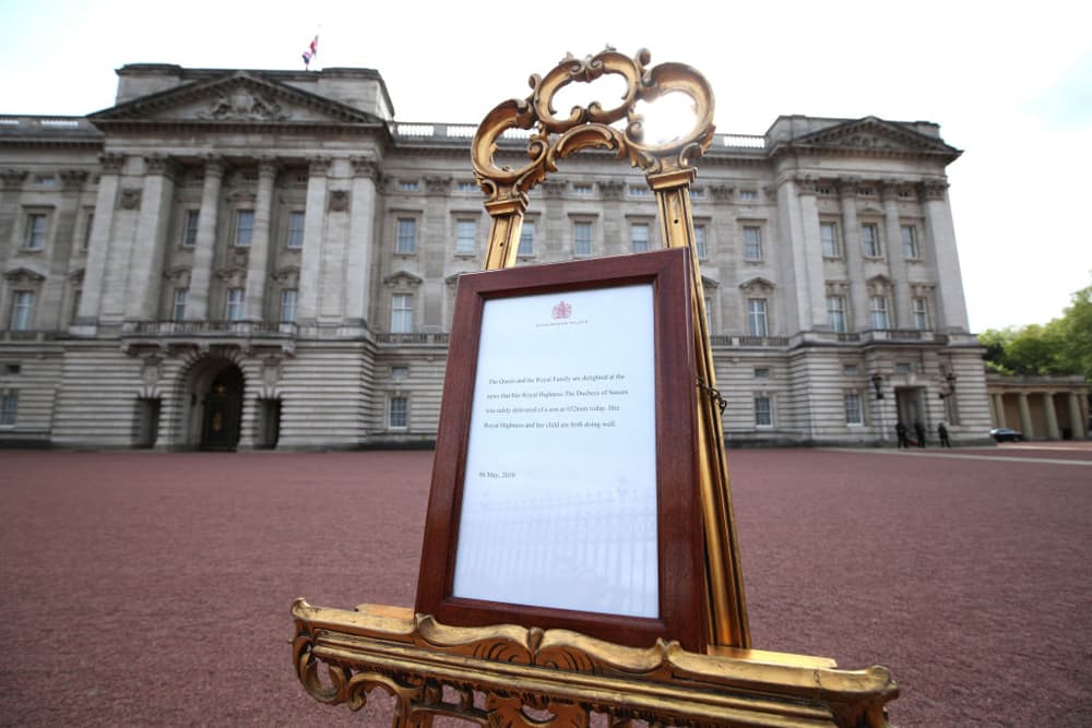 El 6 de mayo de 2019, la Familia Real anunció el nacimiento del primogénito de los Duques de Sussex. “Nos complace anunciar que Sus Altezas Reales dieron la bienvenida a su hijo a primera hora de la mañana. (...) La duquesa y el bebé están sanos y bien, y la pareja agradece a los miembros del público por su entusiasmo y apoyo compartidos durante este momento tan especial en sus vidas”, precisó.