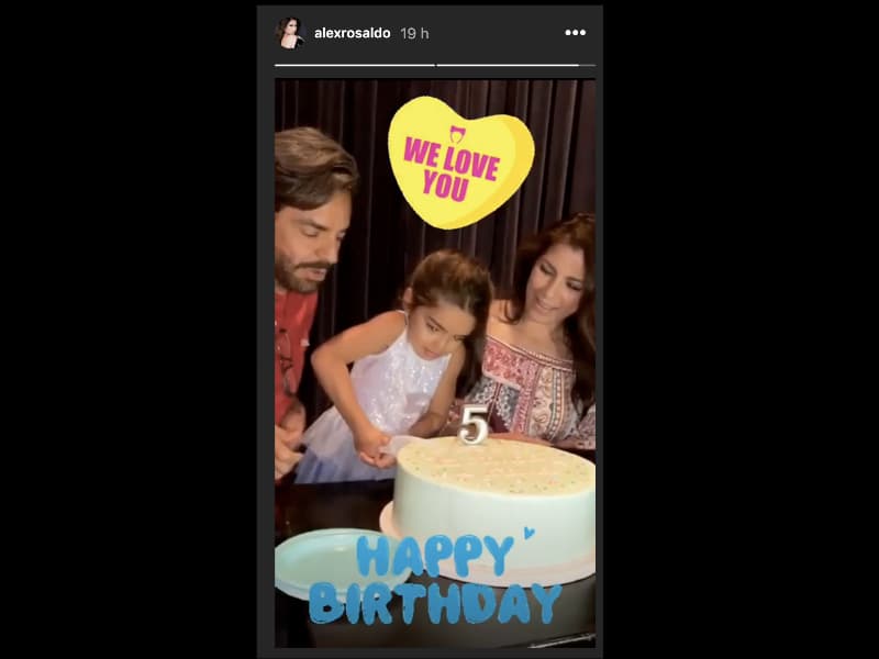 “Te amamos”, indicó la intérprete en una foto en la que se le ve a Aitana cortar su enorme pastel.