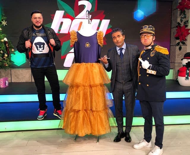 ‘El Negro’ Araiza se viste de quinceañera con los colores del Pumas y así camina por todo Televisa