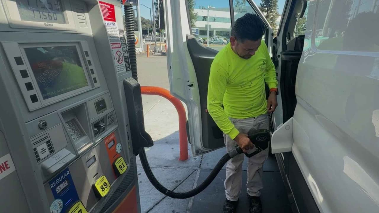“A veces hasta deja de comer uno”: Gasolina supera los $6 en California