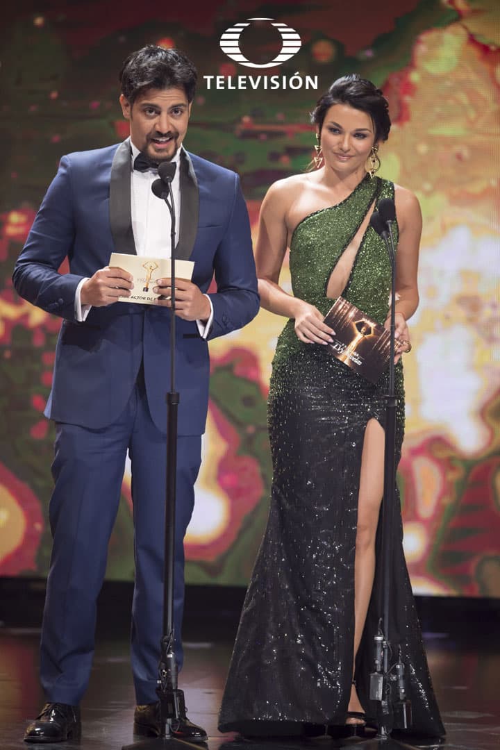 Andres e Irina se atrevieron a usar colores diferentes en esta entrega de premios.