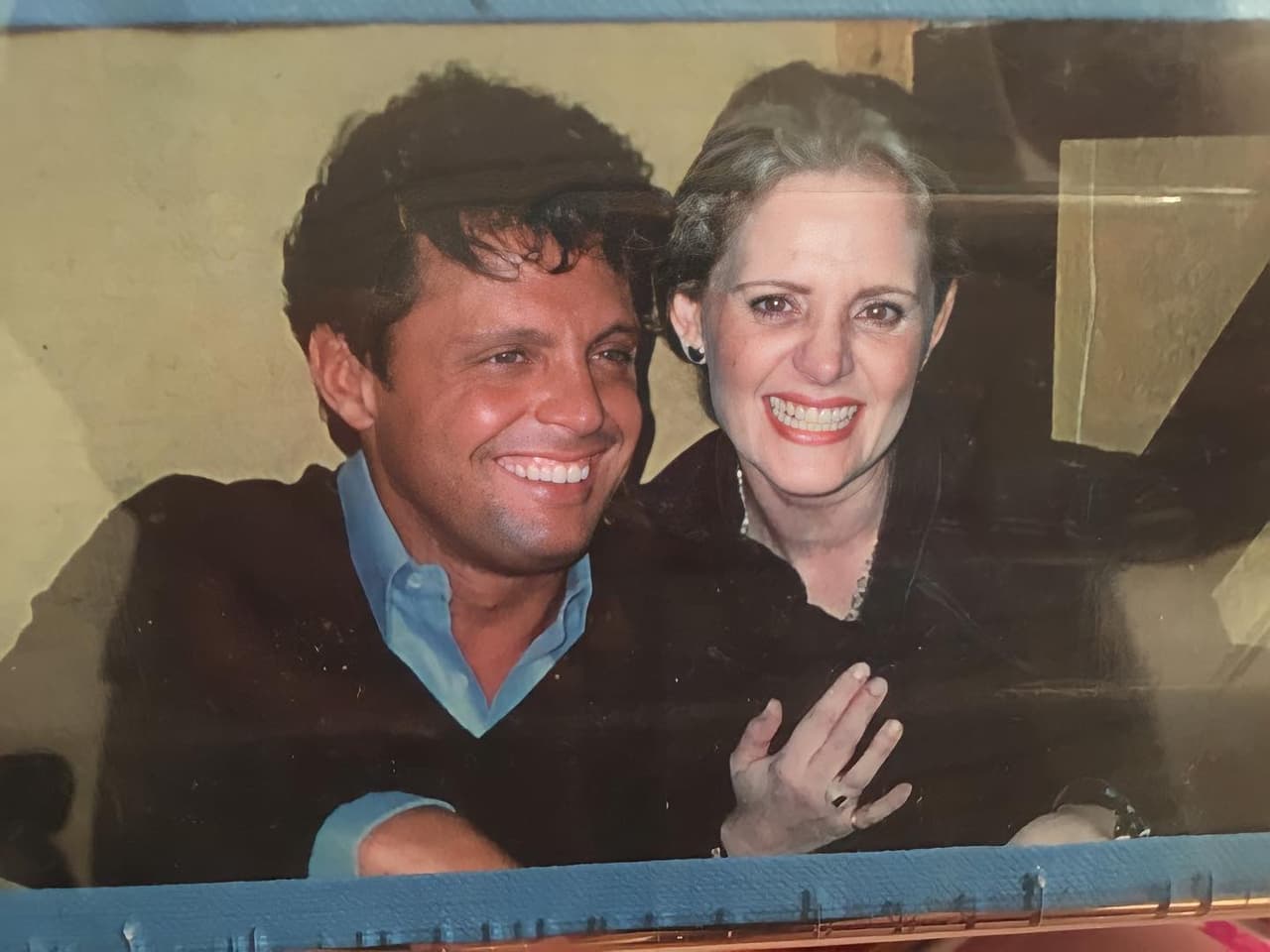 Erika Buenfil compartió una fotografía con Luis Miguel en abril de 2022.