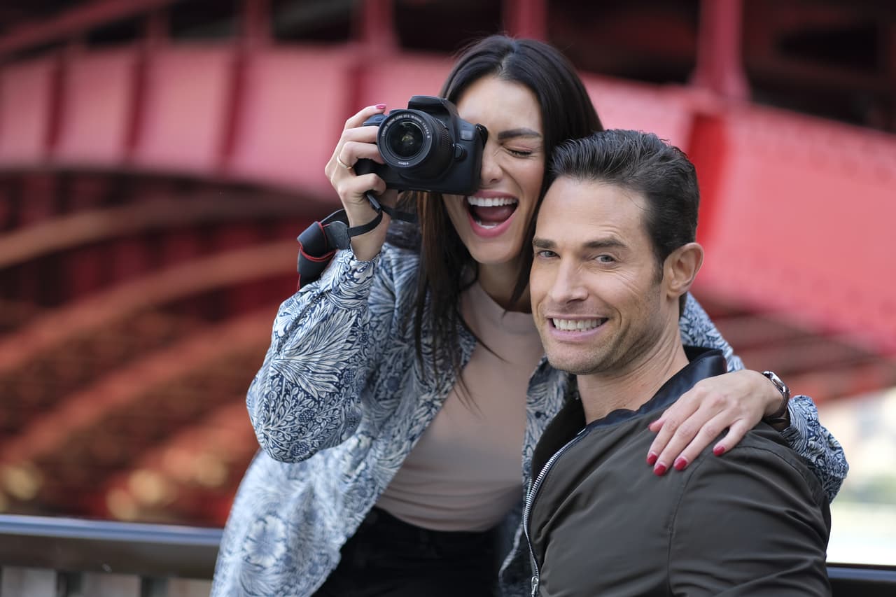 Zuleyka y Sebastián se divirtieron durante las grabaciones y posaron para la cámara.
<br>
<br>
<i>'El Dragón', de lunes a viernes 9:30 pm. con Las Estrellas</i>