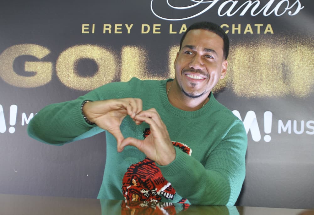 Fanática agarra el 'paquete' de Romeo Santos