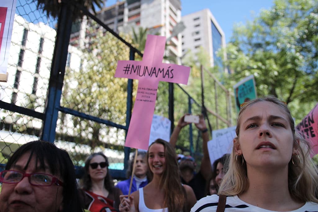 Todas las desgracias del mundo provienen del olvido y el desprecio que hasta hoy se ha hecho de los derechos naturales e imprescindibles de la mujer" - Flora Tristán, escritora francesa.