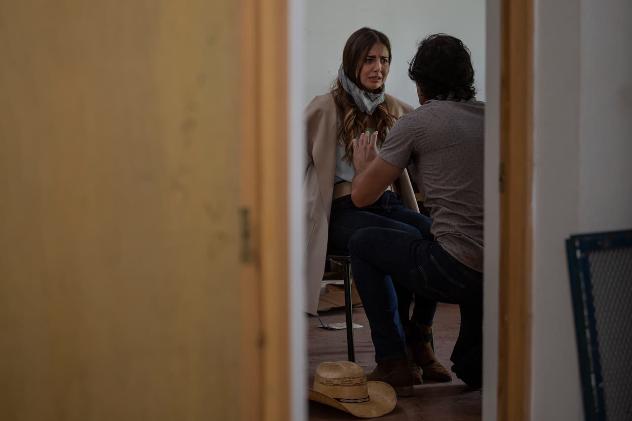 'Mateo' logra entrar a la fábrica sin que los hombres se percaten y llega a desamarrarla.