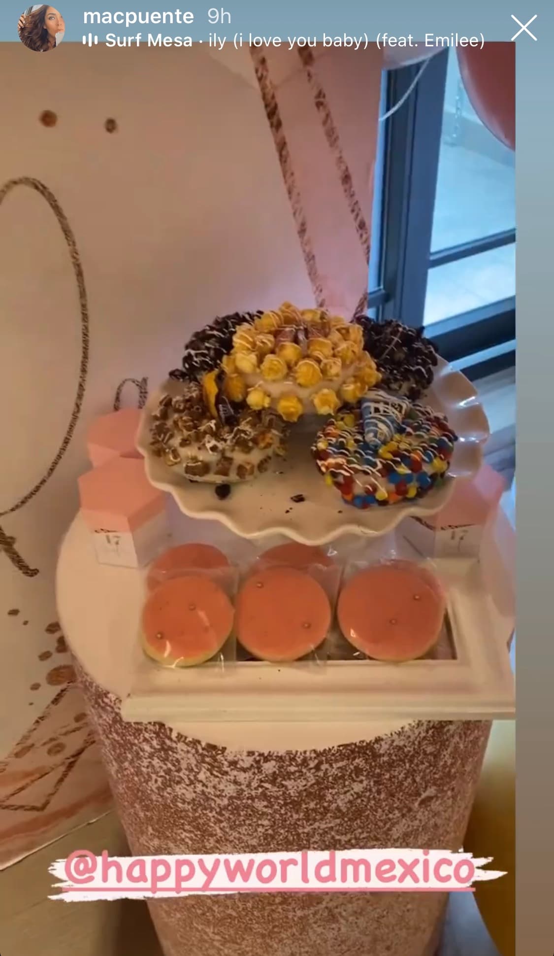 Finalmente, Puente compartió algunos de los postres que los invitados pudieron probar, como donas, chocolates y galletas.
