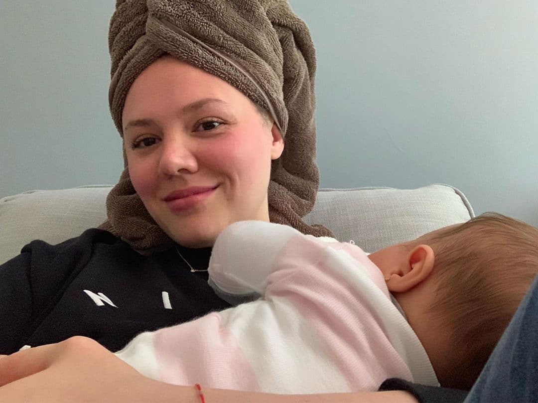 En mayo pasado, Joy Huerta anunció el nacimiento de su hija Noah. “Solo paso a compartirles la mayor felicidad que hemos sentido en nuestra vida. Les presento a nuestra perfecta y hermosa nena”, escribió la cantante en una publicación de Instagram.