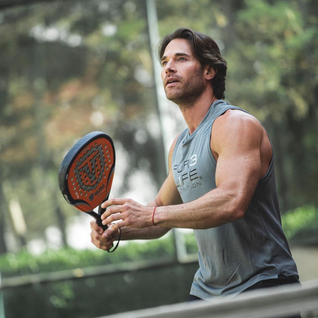 Sebastián Rulli presume sus definidos pectorales y comparte mensaje de motivación: “No dejes nada para mañana”