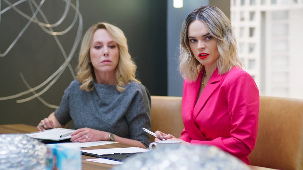 Una mujer de negocios luce poderosa con un traje sastre, pero no por eso debe de ser algo aburrido, por eso, ‘Soraya’ impacta con este look en tono rosa mexicano.
