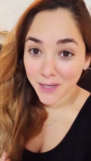 Justo a un mes de darle la bienvenida a su primogénito, la estrella de televisión, de 34 años, compartió con sus seguidores en Instagram que las ojeras cada vez son más evidentes. "¡Madre santa!, cada vez que me veo aquí tengo más ojeras y estoy más demacrada pero también más contenta, así que no pasa nada".