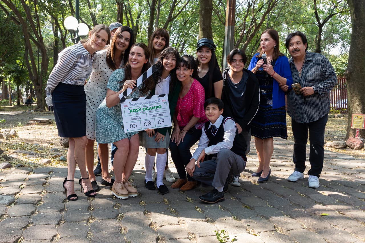Rosy Ocampo y parte del elenco de "Vencer la Ausencia" se reunieron este martes para dar el claquetazo oficial de esta nueva telenovela que promete ser un gran éxito.