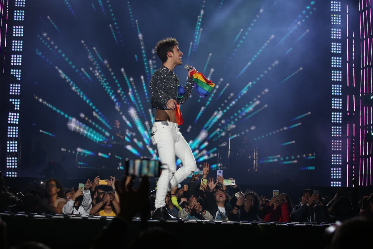 Joaquín Bondoni llegó con uno de sus famosos crop tops y no soltó una bandera del orgullo que le dieron sus fans.