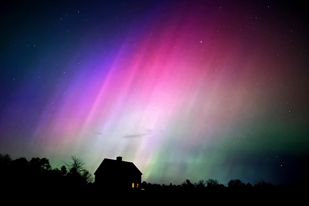 La aurora boreal resplandece en el cielo sobre una granja, a última hora del viernes 10 de mayo de 2024, en Brunswick, Maine. En todo el mundo se registraron brillantes tonalidades púrpuras, verdes, amarillas y rosas de la aurora boreal, con avistamientos en Alemania, Suiza, Londres y Estados Unidos y Canadá.