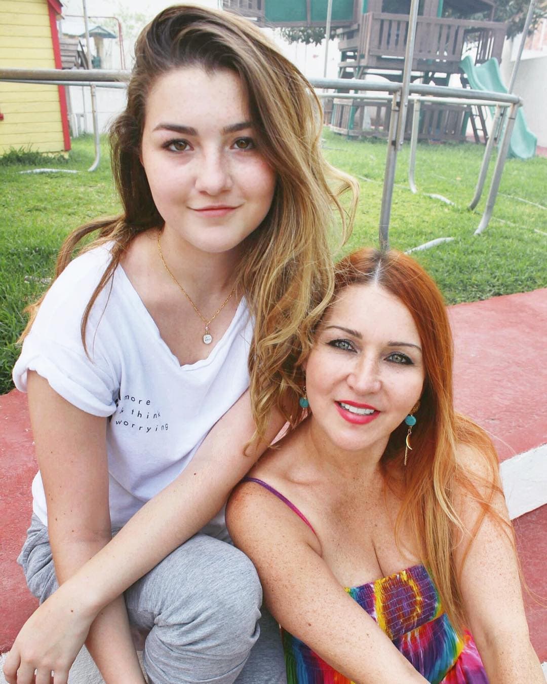 El enorme parecido entre madre e hija es tan grande que los seguidores de Alicia Villarreal han llegado a afirmar que la cantante volvió a nacer en Melenie.
