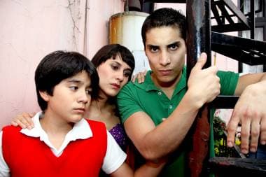 Fue en 2011 cuando Álex Perea también comenzó a tener apariciones en ‘Como dice el dicho’ en episodios como: “Dios tarda, pero no olvida”, “El que a hierro mata a hierro muere”, “Contigo la milpa es rancho y el atole champurrado”, entre otros.