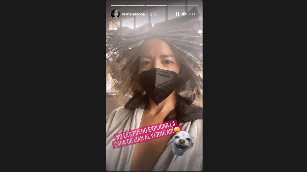 “Gran día… Qué felicidad, retoque urgente”, comentó la actriz, quien impactó al destapar la graciosa reacción que tuvo su hijo cuando la vio con el papel aluminio en su cabeza. “No les puedo explicar la cara de Liam al verme así”, destacó.