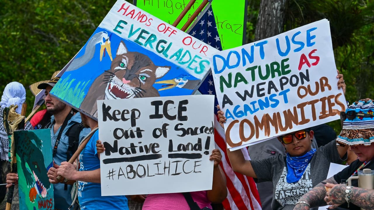 Polémico centro de detención para inmigrantes comienza a operar en Florida pese a críticas y protestas