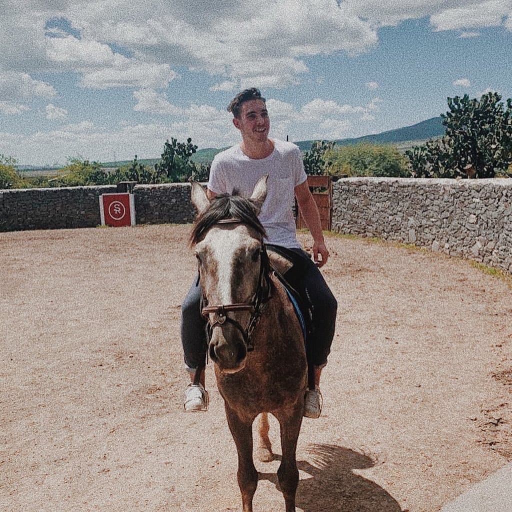 El joven también gusta de cabalgar.