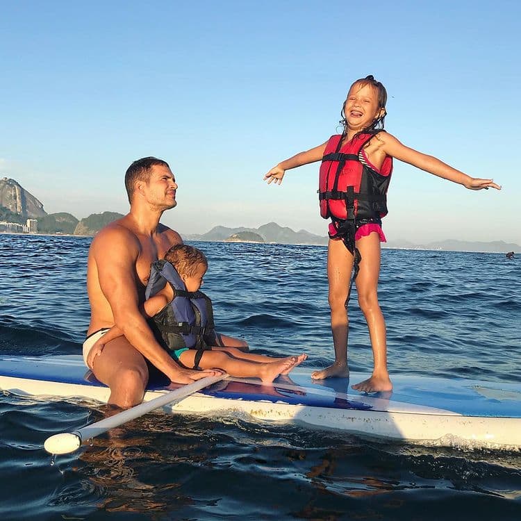 Julio Camejo compartió una fotografía con sus dos hijos y compartió una frase que le enseñó su papá: "Decía mi papá “Solo un verdadero hombre puede ser un buen padre”.