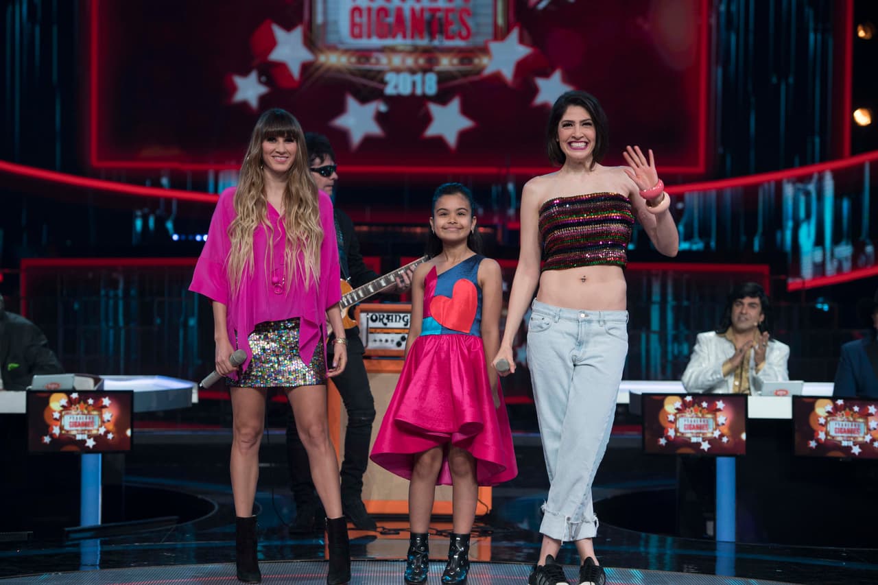 Valeria fue la afortunada en cantar al lado de estas queridas hermanas. Las tres interpretaron "100 Años".