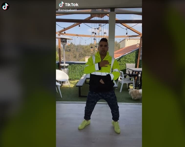 El jardín ha sido uno de los lugares que más han expuesto Emir Pabón y Stefanía de Aranda, quienes gracias a sus bailes en TikTok presumieron que dicho espacio cuenta con un calentador para exteriores y dos comedores.