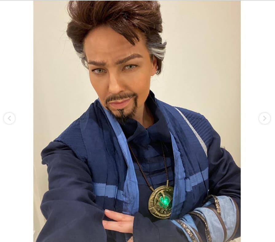 Thalía se disfrazó de 'Doctor strange' para esta festividad.