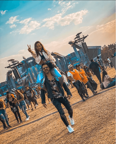 El domingo 1 de marzo el actor, nuevamente, compartió una fotografía de ambos en un festival de música en la Ciudad de México. La foto no solo recibió cientos de comentarios por parte de sus seguidores, sino de compañeros del medio artístico como las actrices Lisset y Claudia Álvarez, esta última comentó: "Parejazaaa. ¿Quién iba a decir que al final la 'Nayeli' se quedó con 'Alejandro'? ¡Los quiero!".