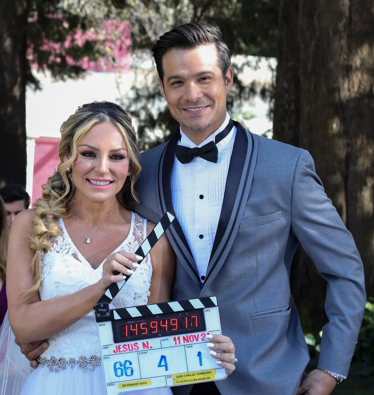 Gema Garoa ('Alma') y Brandon Peniche ('Leonardo') posan y juegan para Las Estrellas durante las grabaciones de su boda en la telenovela "Contigo Sí". En exclusiva, aquí te presentamos lo que ocurrió detrás de cámaras.