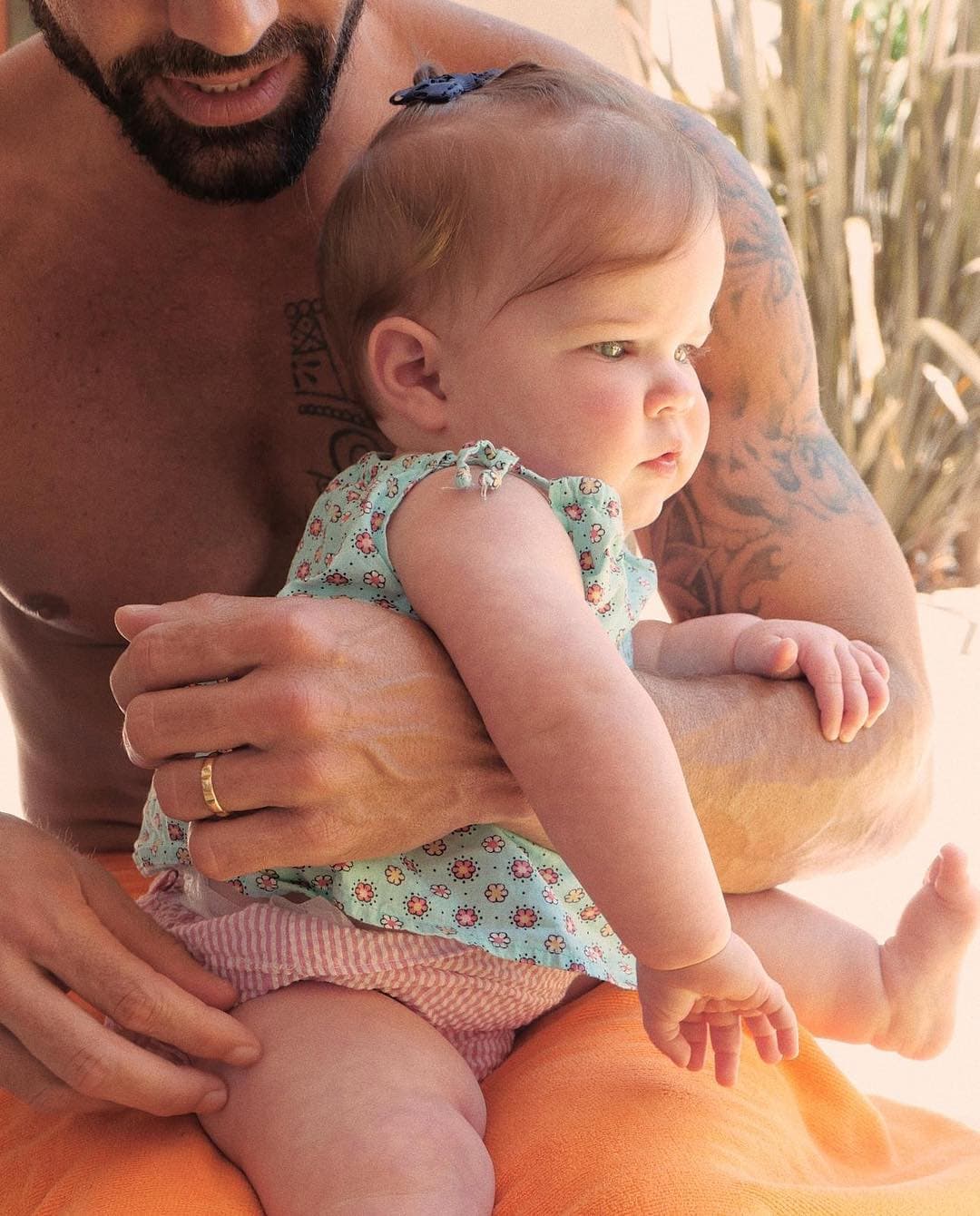 Fue hasta el 8 de agosto de ese año que el cantante puertorriqueño mostró por primera vez el rostro de su hija. “La luz de mis ojos”, fue el texto que eligió para acompañar la publicación de la pequeña posando en los brazos de su padre.