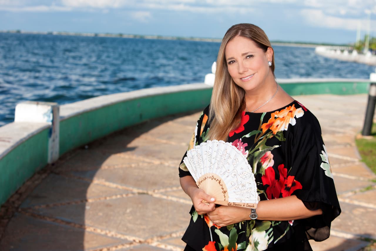 La querida Gaby Rivero es 'Carlota Mendoza', una mujer “quedada” ya que nunca logró casarse. Es noble, de buenos sentimientos, pero vive bajo la influencia de 'Graciela', su cuñada, quien astutamente la maneja para alcanzar sus propósitos de una forma hábil.
<br>