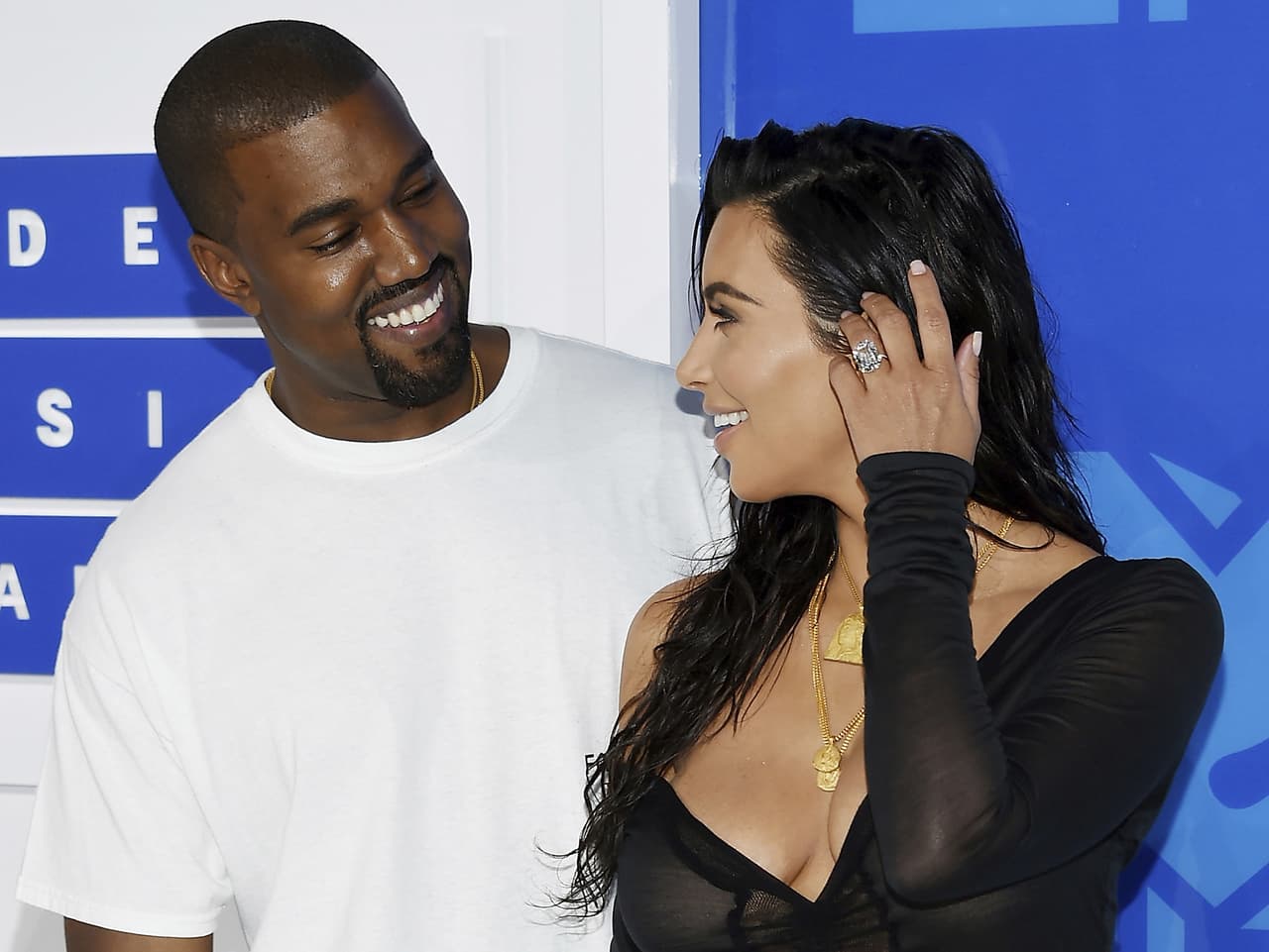 ¡OMG! Kanye West confiesa que tiene fantasías sexuales con sus cuñadas