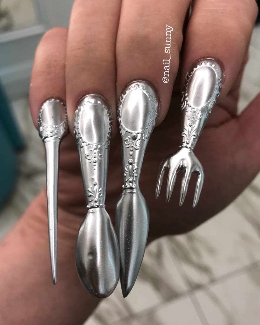 Uñas postizas con cubiertos, la extraña moda que se vuelve tendencia